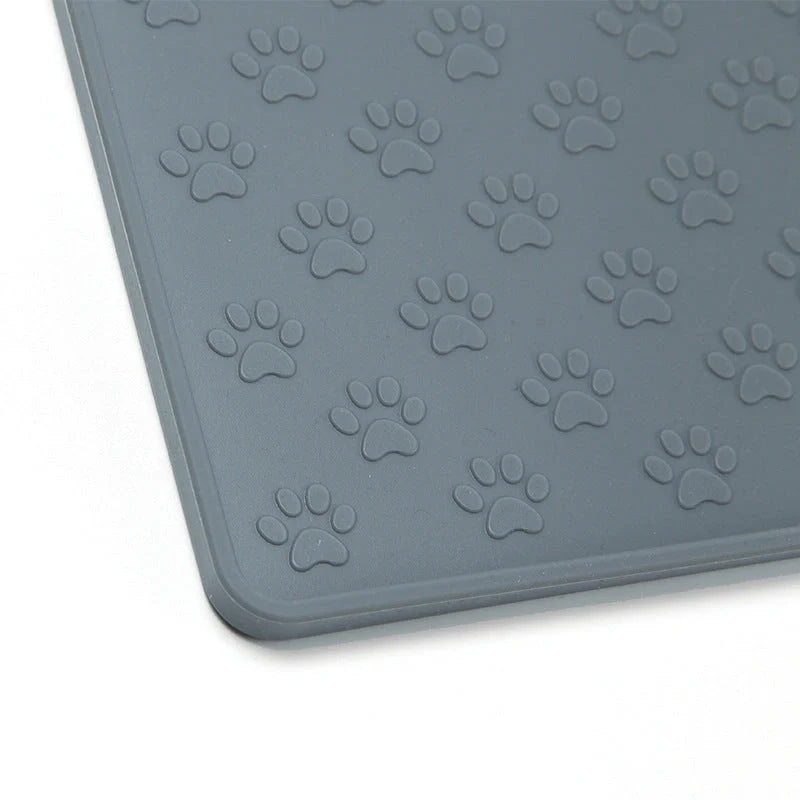 Waterproof and easy-to-clean silicone pet mat in various colours, designed for the comfort and convenience of dogs and cats in the UK.
