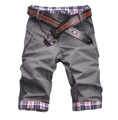 Classic British cotton shorts in a straight-leg silhouette, available in khaki, gray, and black colors.