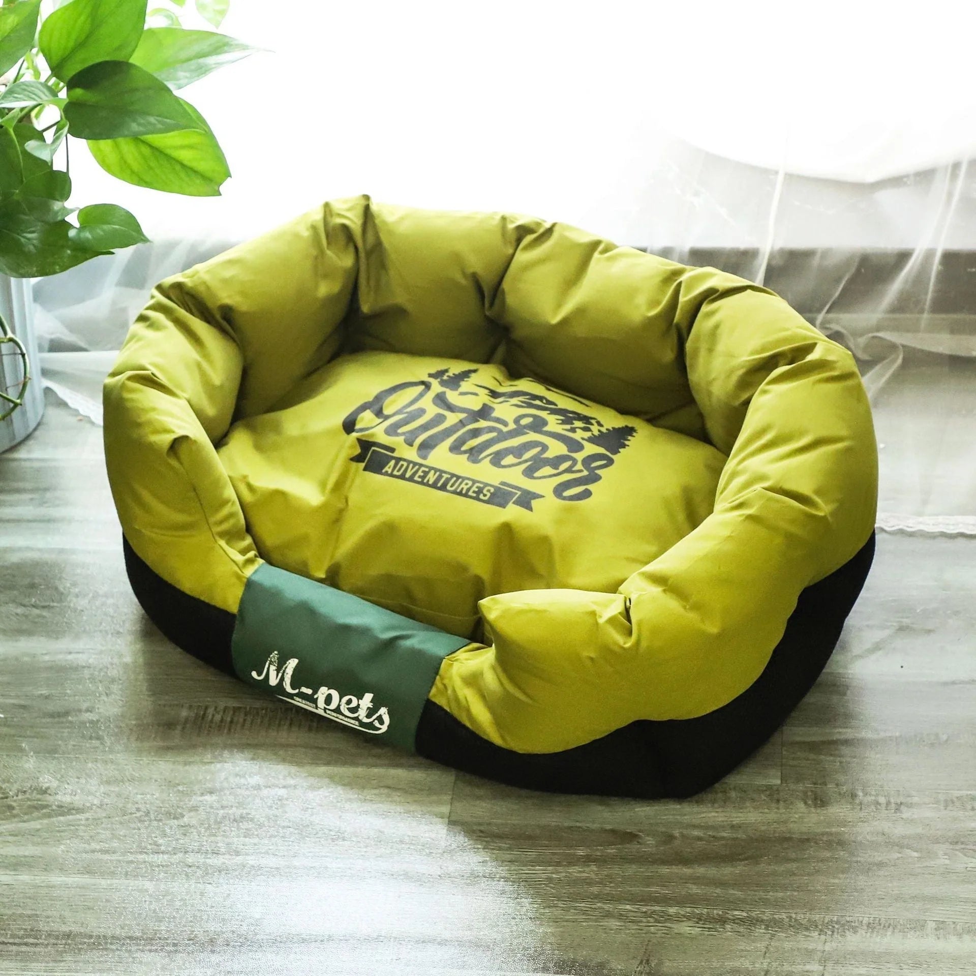 Four Seasons Universal Kennel for dogs and cats with seasonal comfort features