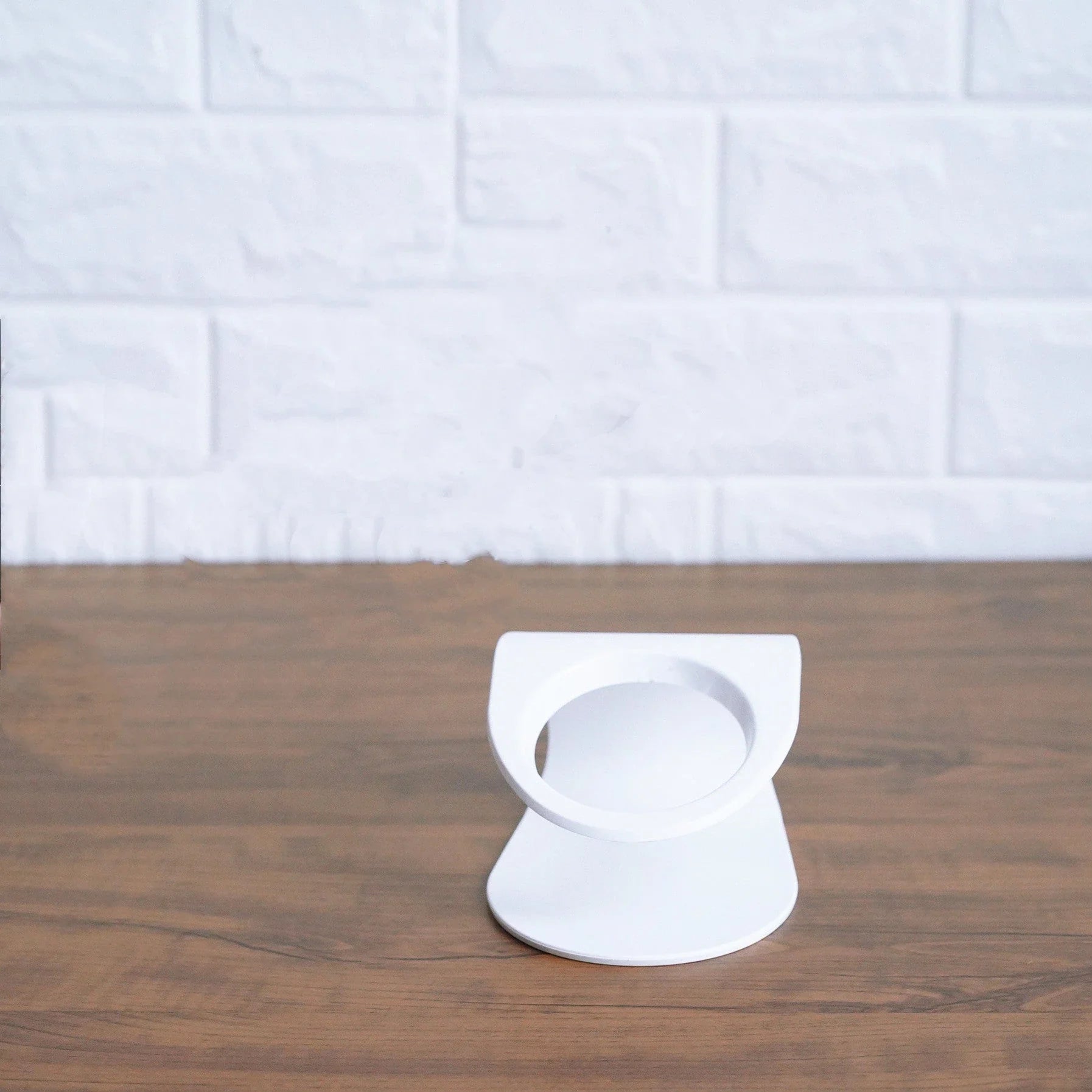 Inclined transparent cat food bowl with a gently sloped base and ergonomic design for whisker-friendly dining