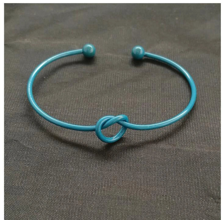 Elegant knotted O-type metal openwork bracelet in various colours