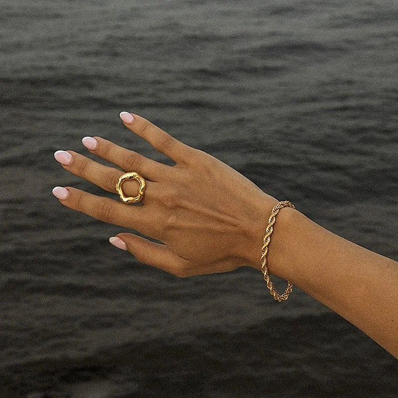 Vintage French cold wind ring with geometric design and electroplated finish for women