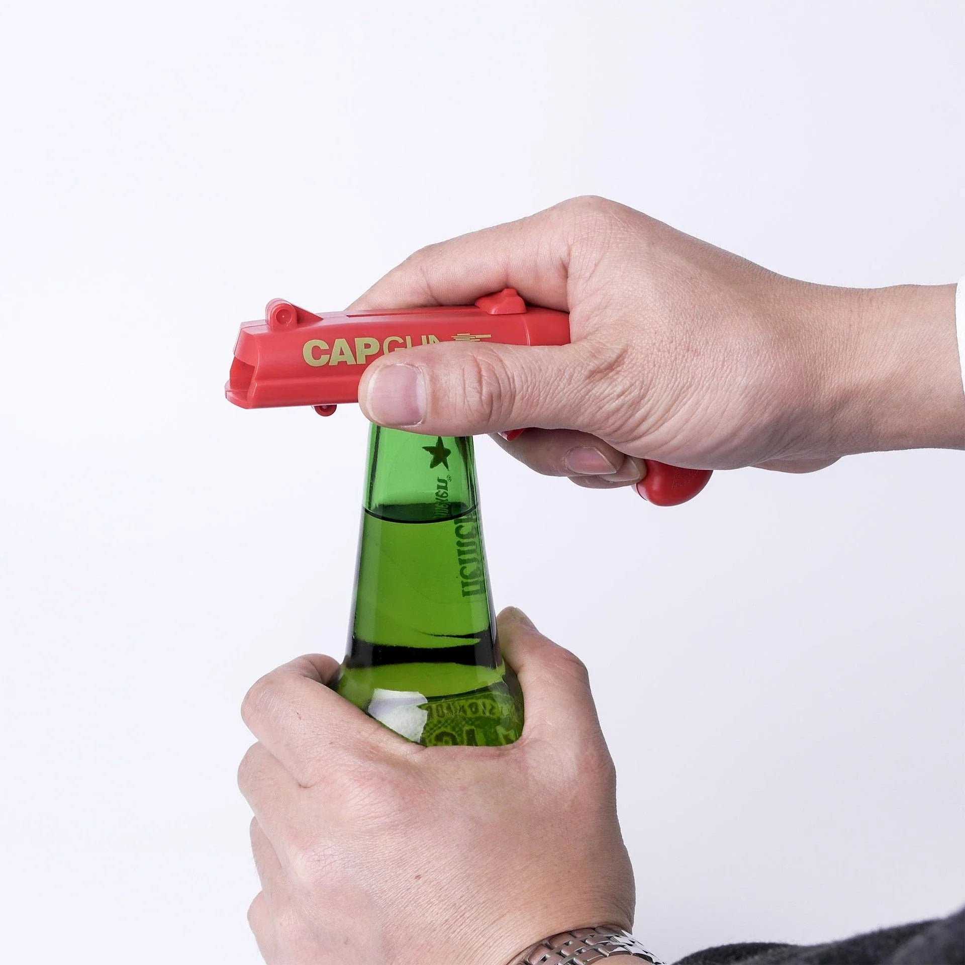 A catapult-style bottle opener made of high-quality ABS plastic, designed with a playful American-inspired flair to add entertainment to any British drinking occasion.