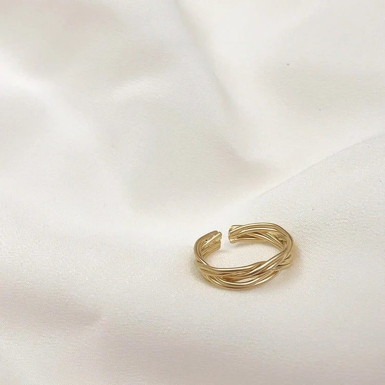 Adjustable twist metal ring with vintage geometric design in gold