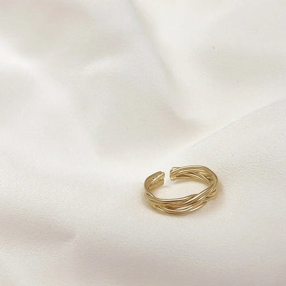 Adjustable twist metal ring with vintage geometric design in gold