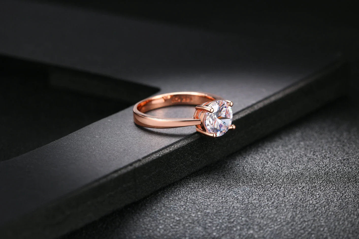 Elegant rose gold and zircon ring with a geometric design and sparkling zircon stones
