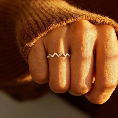 Adjustable wave pattern zircon ring in 925 silver with gold or silver electroplated finish