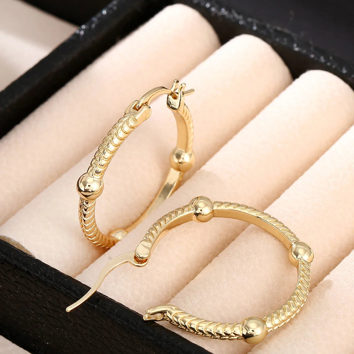 Retro geometric round earrings in gold, silver, and rose gold for a vintage look