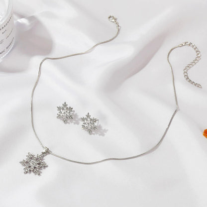 Elegant snowflake jewellery set with necklace, earrings and pendant in gold and silver tones