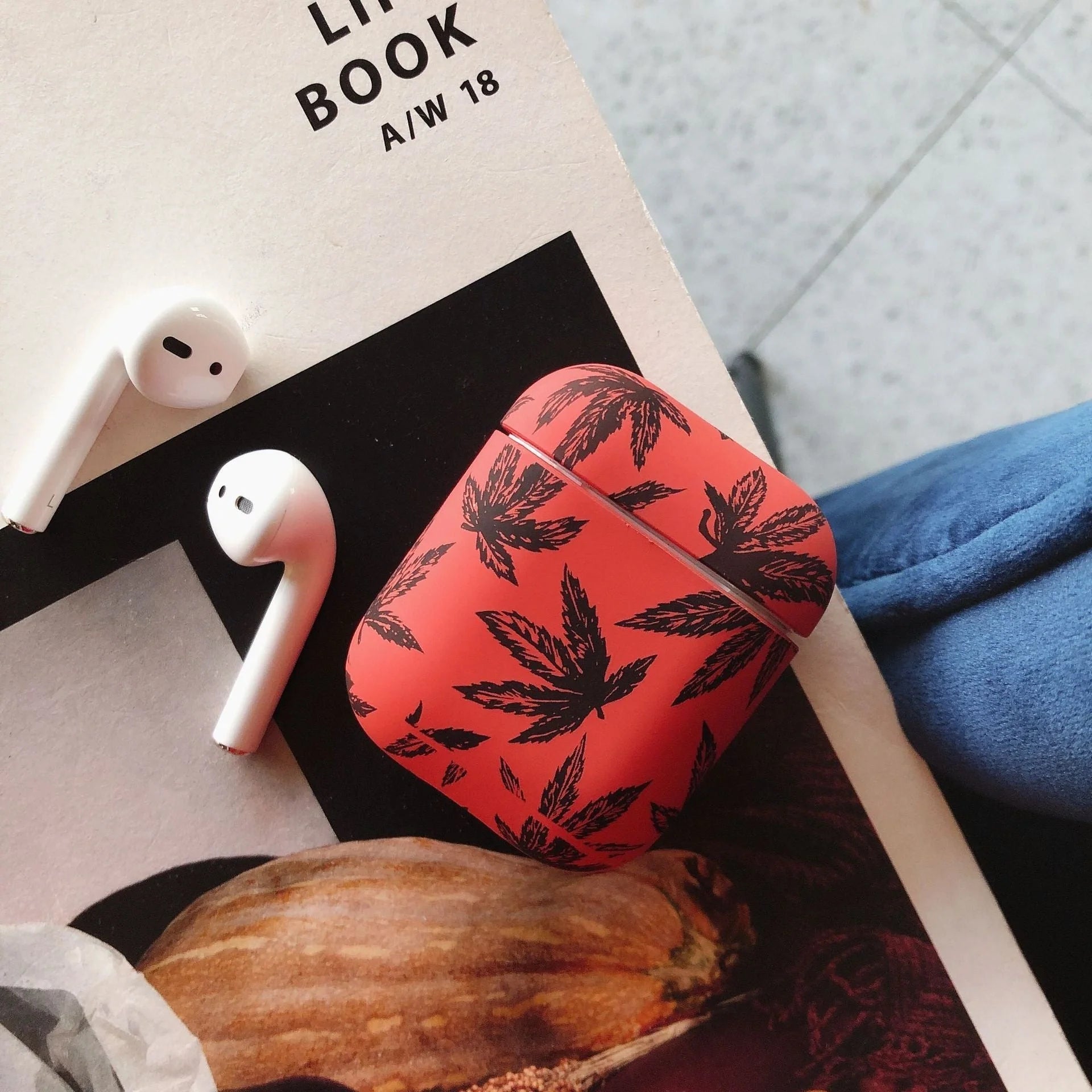 Bluetooth wireless headset protective case in red and green with European and American design