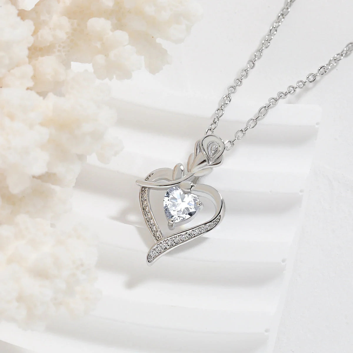 Elegant rose heart-shaped rhinestone necklace for women, perfect as a Valentine's Day gift.