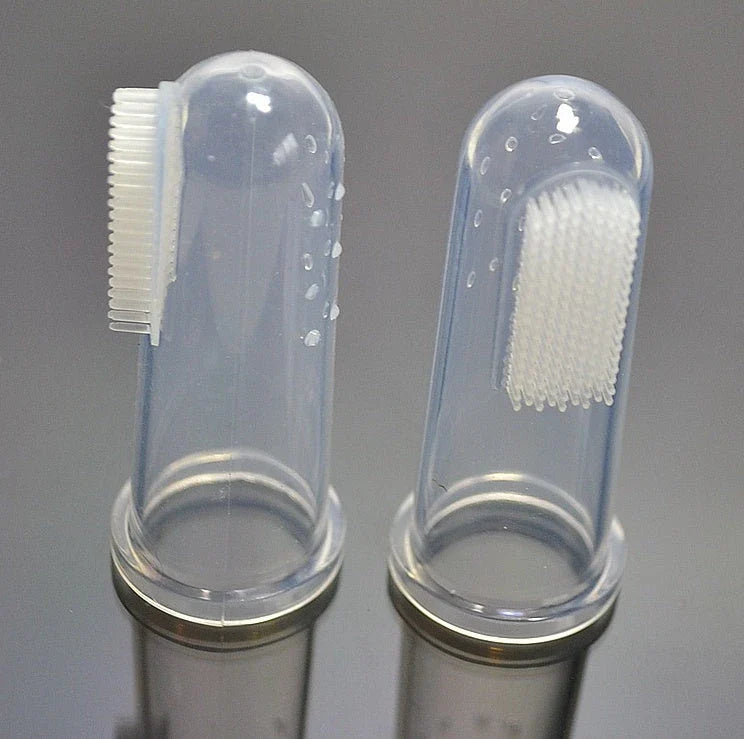 Silicone finger-mounted pet toothbrush for cleaning, freshening and strengthening cats' and dogs' teeth