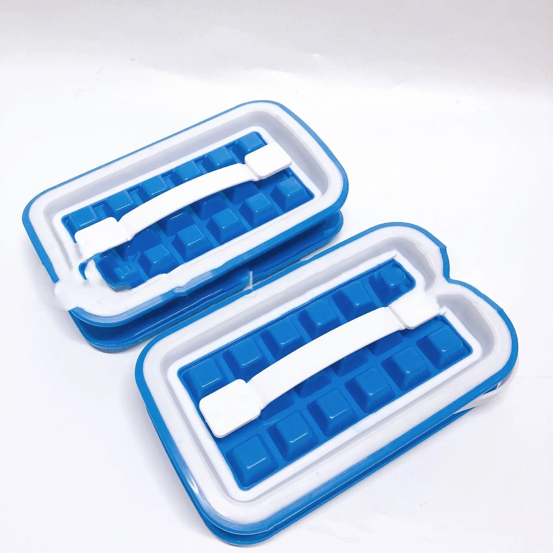 Premium silicone ice cube tray with 36 slow-melting cubes for chilled cocktails and beverages