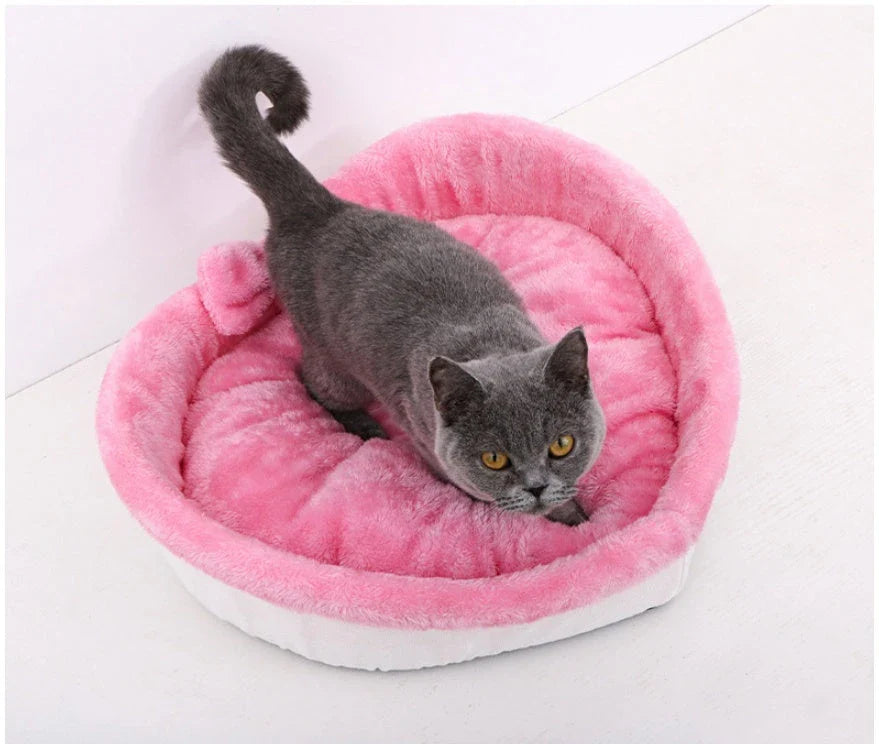 Cozy heart-shaped pet bed made of soft, plush material for comfortable sleep and relaxation for dogs and cats
