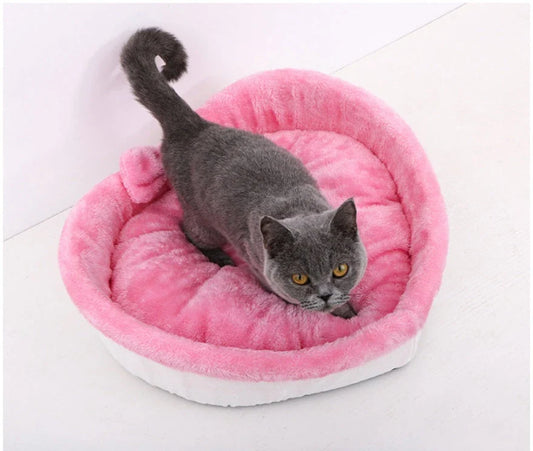 Cozy heart-shaped pet bed made of soft, plush material for comfortable sleep and relaxation for dogs and cats