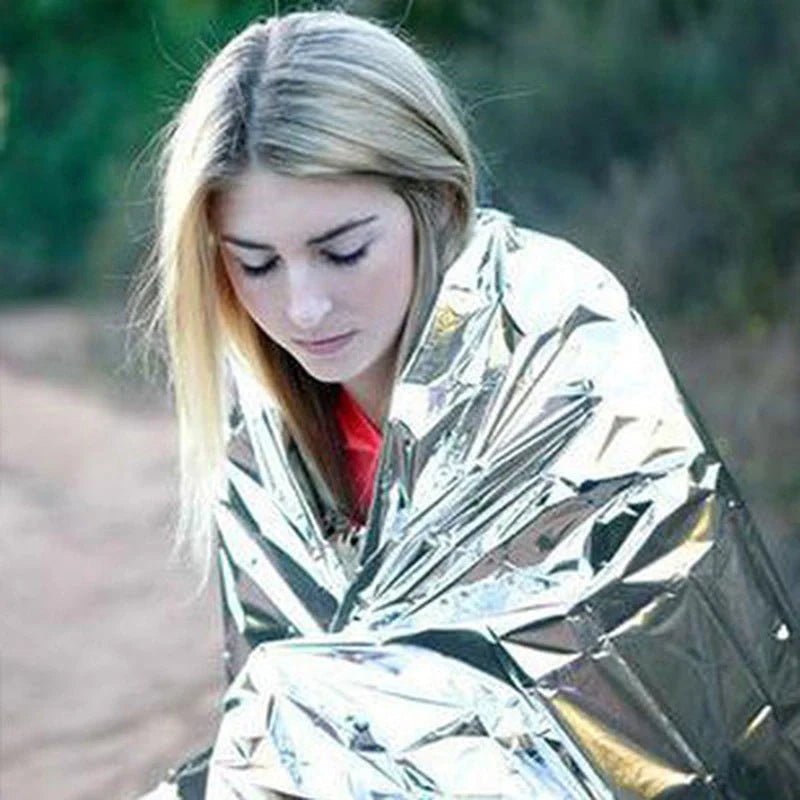 Silver aluminised emergency blanket for outdoor survival and hypothermia prevention
