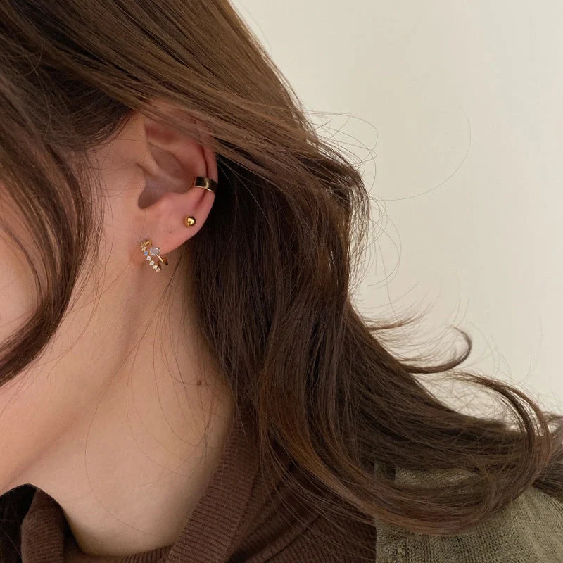 Elegant vintage-style opal earrings with a captivating play of light and a luxurious gold-plated finish