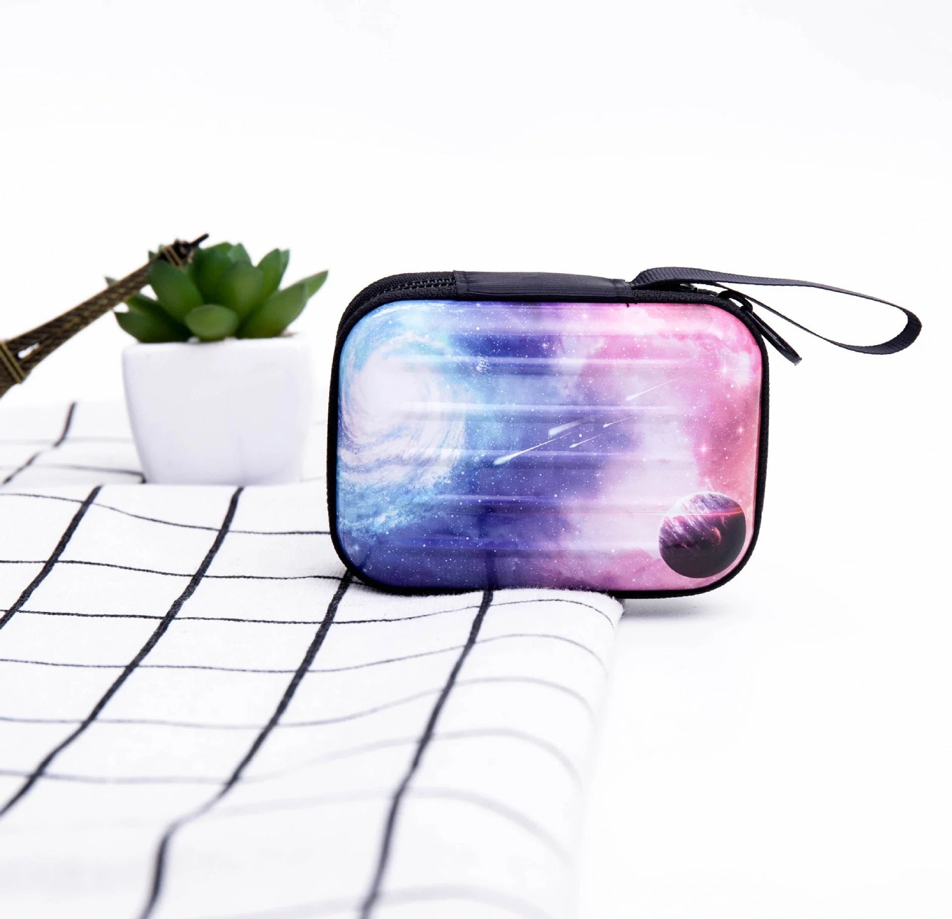 Tinplate coin purse with anime-inspired cartoon graphics, available in various stylish designs