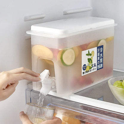 Transparent refrigerator pitcher with faucet and large 3.5L capacity for storing chilled beverages