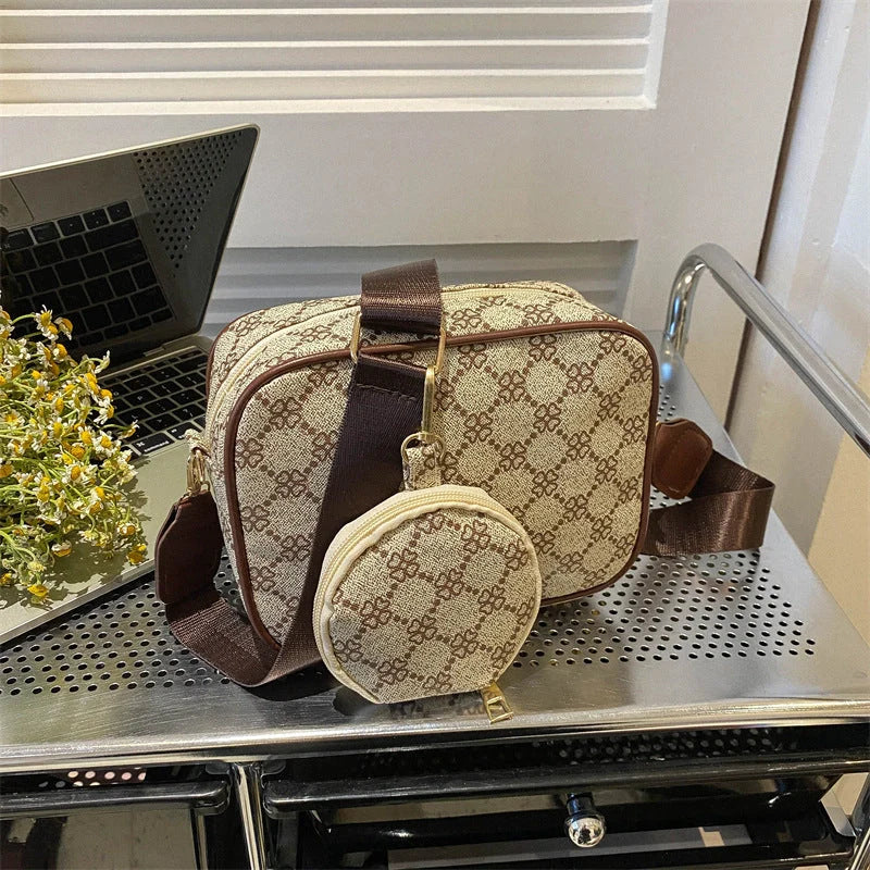 Trendy women's crossbody pouch in plaid design with shoulder strap