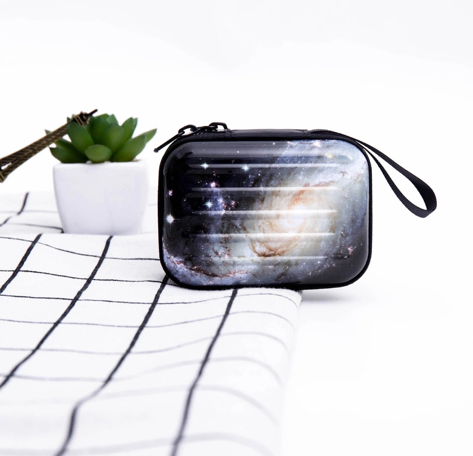 Tinplate coin purse with anime-inspired cartoon graphics, available in various stylish designs