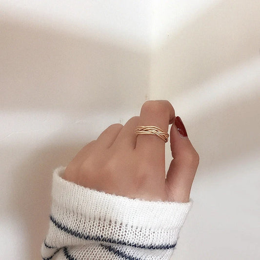 Adjustable twist metal ring with vintage geometric design in gold