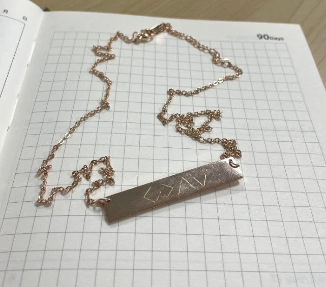 Elegant women's horizontal bar pendant necklace in gold and rose gold