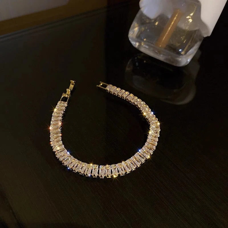 Elegant zircon geometric bracelet with South Korean fashion design