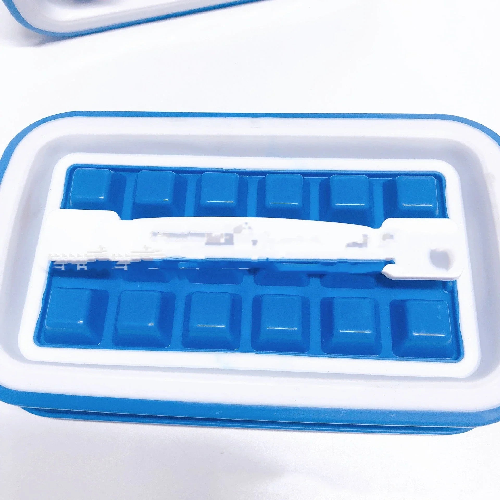 Premium silicone ice cube tray with 36 slow-melting cubes for chilled cocktails and beverages