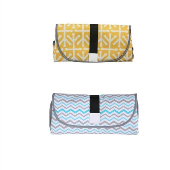 Versatile baby changing mat in various colourful patterns, made of durable 420 Oxford fabric and waterproof material.
