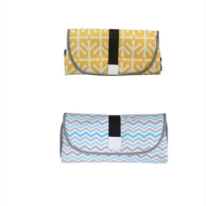 Versatile baby changing mat in various colourful patterns, made of durable 420 Oxford fabric and waterproof material.