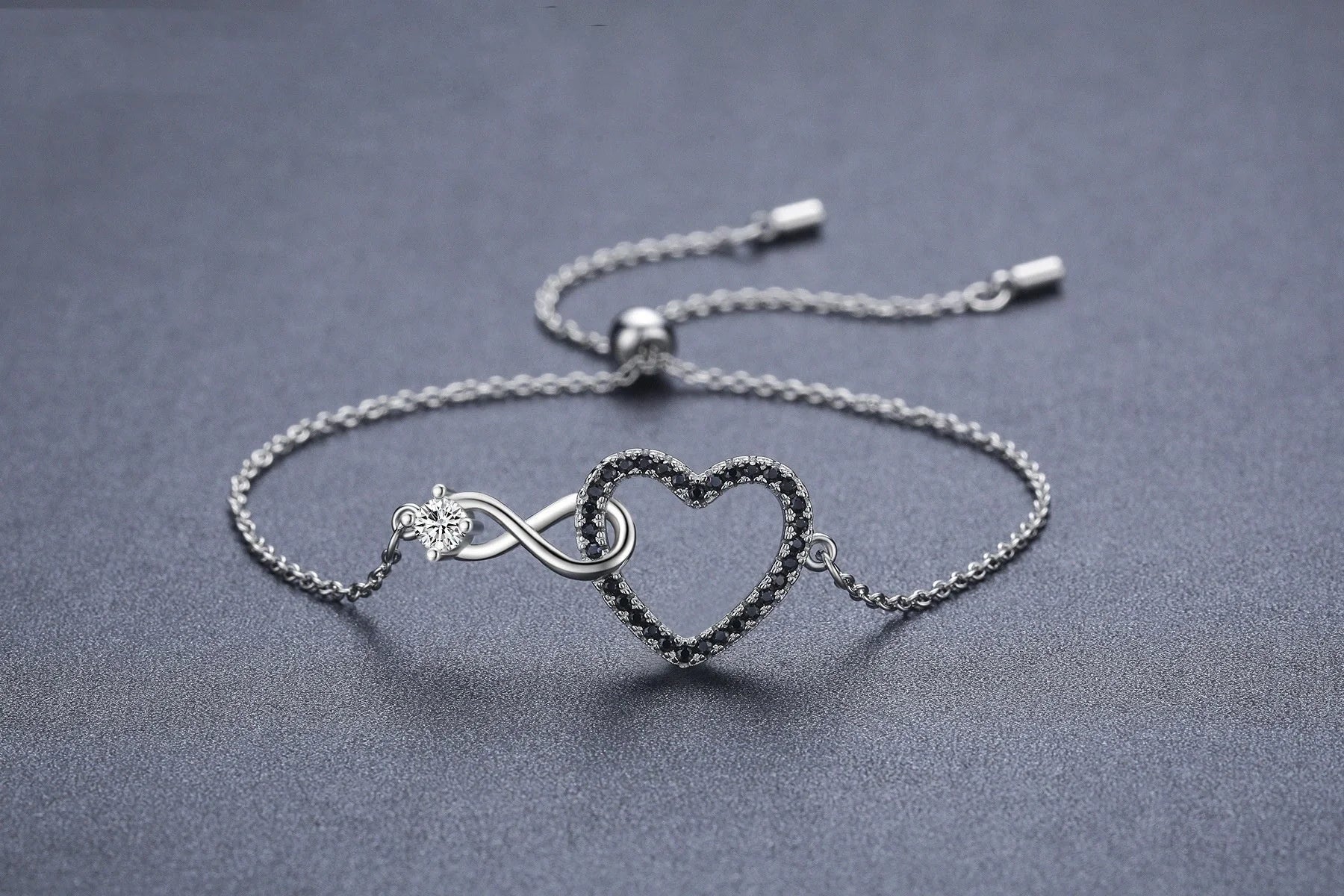 Black heart-shaped 8-shaped bracelet with zircon decorations for women