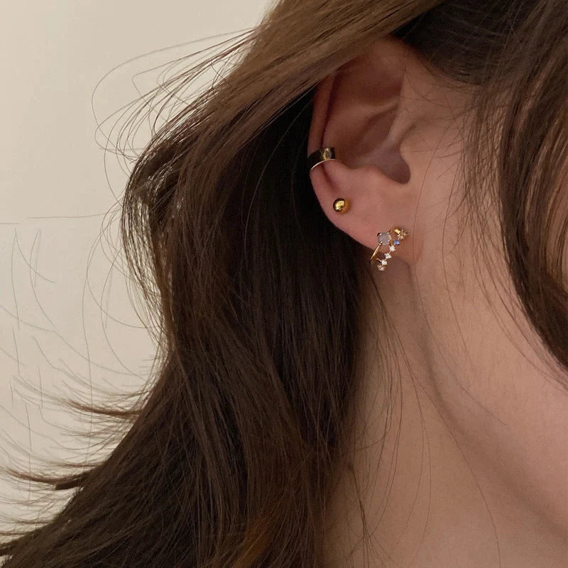 Elegant vintage-style opal earrings with a captivating play of light and a luxurious gold-plated finish