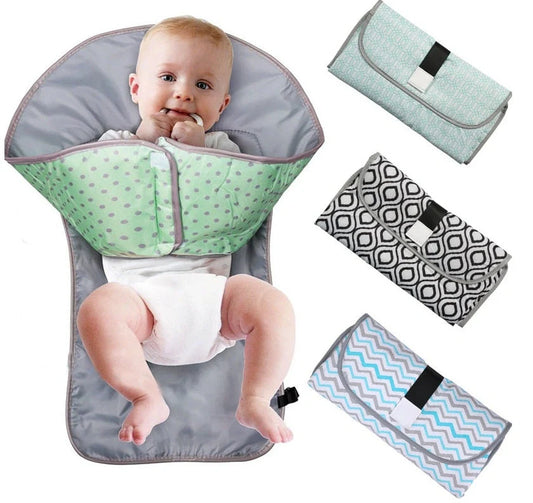 Versatile baby changing mat in various colourful patterns, made of durable 420 Oxford fabric and waterproof material.