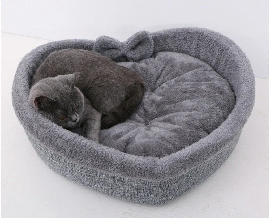 Cozy heart-shaped pet bed made of soft, plush material for comfortable sleep and relaxation for dogs and cats