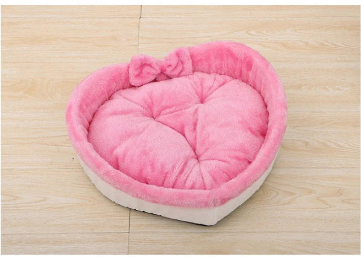 Cozy heart-shaped pet bed made of soft, plush material for comfortable sleep and relaxation for dogs and cats