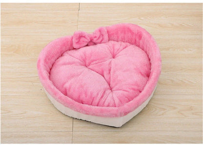 Cozy heart-shaped pet bed made of soft, plush material for comfortable sleep and relaxation for dogs and cats
