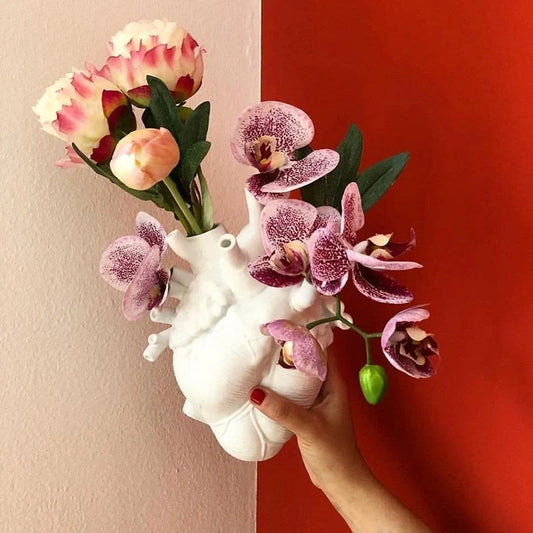 Elegant Nordic-style ceramic flower vase with sleek, minimalist design for displaying floral arrangements