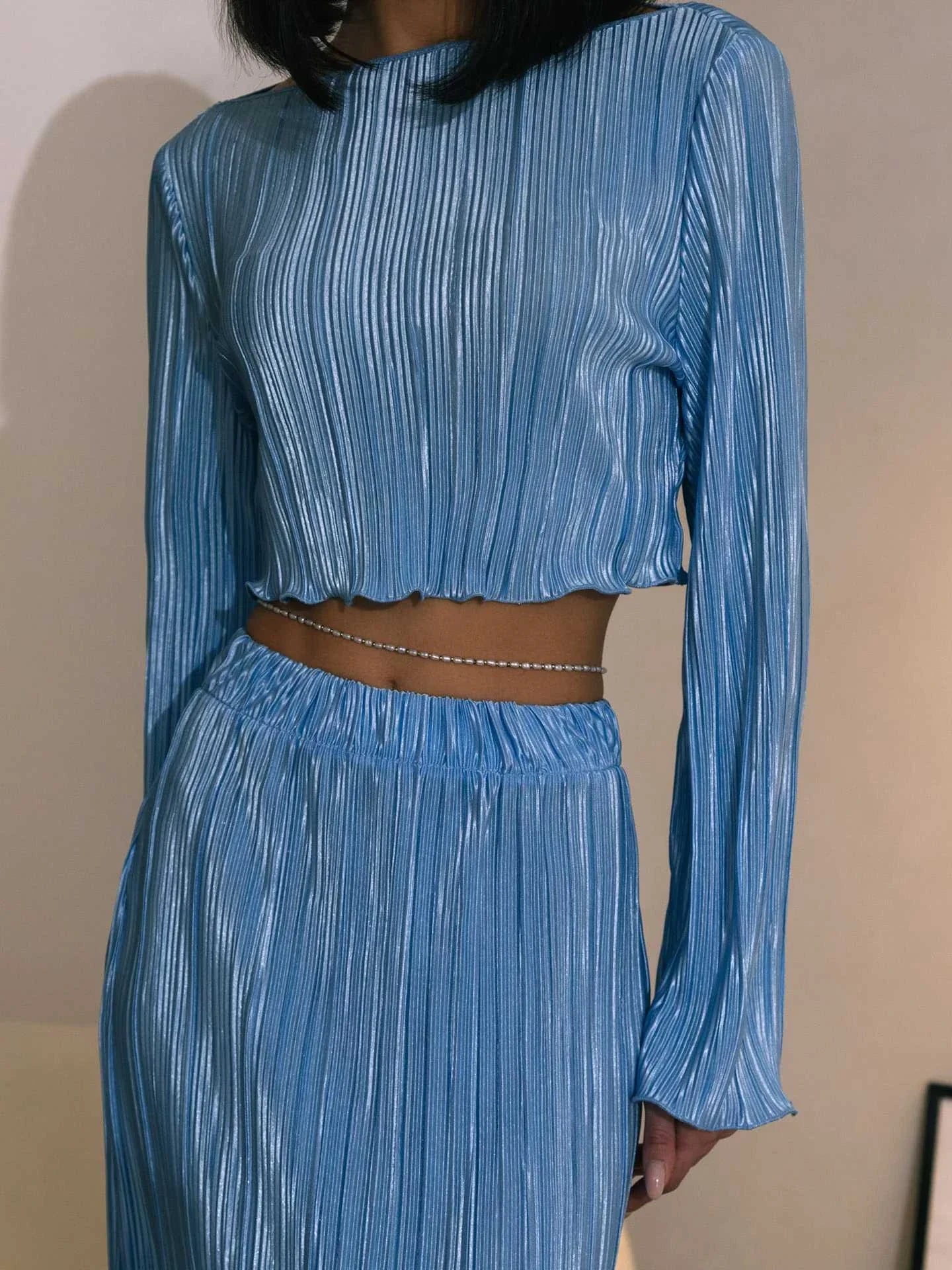 Elegant green bell sleeve short top paired with a mid-length skirt, a timeless and sophisticated British-inspired fashion ensemble