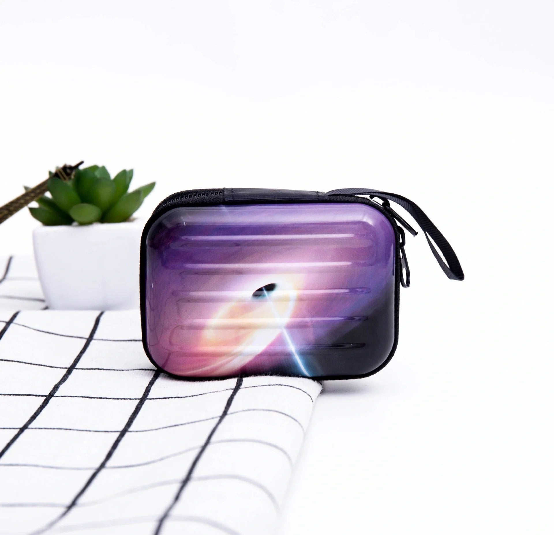 Tinplate coin purse with anime-inspired cartoon graphics, available in various stylish designs
