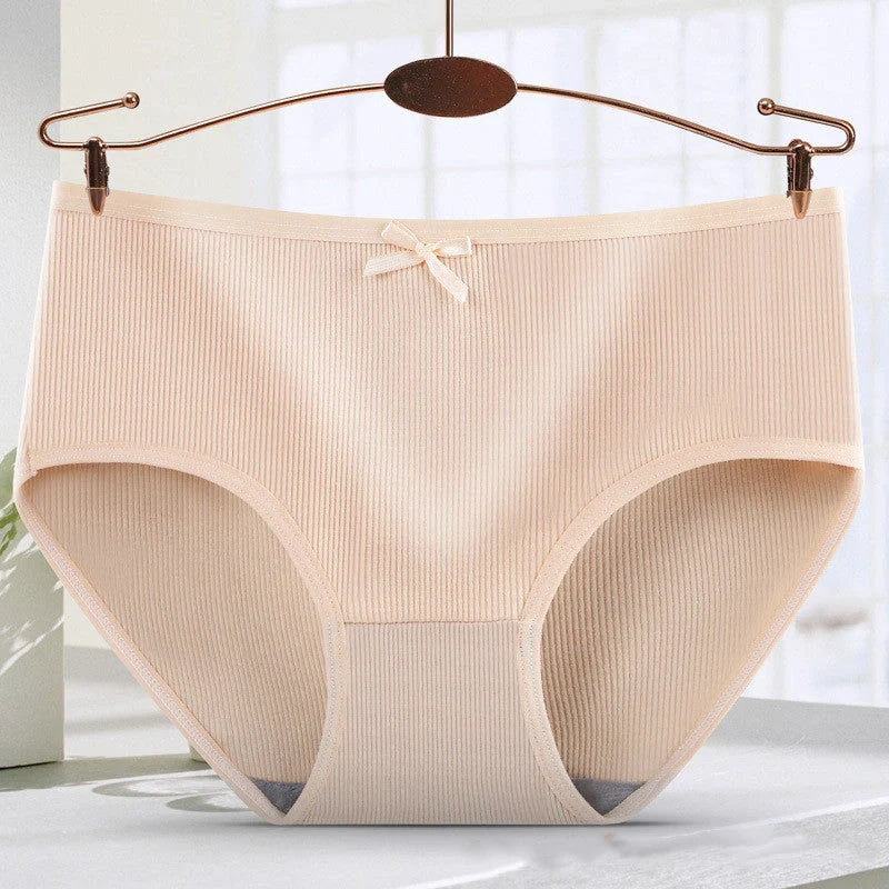 Breathable women's mid-rise non-marking shorts in solid colours