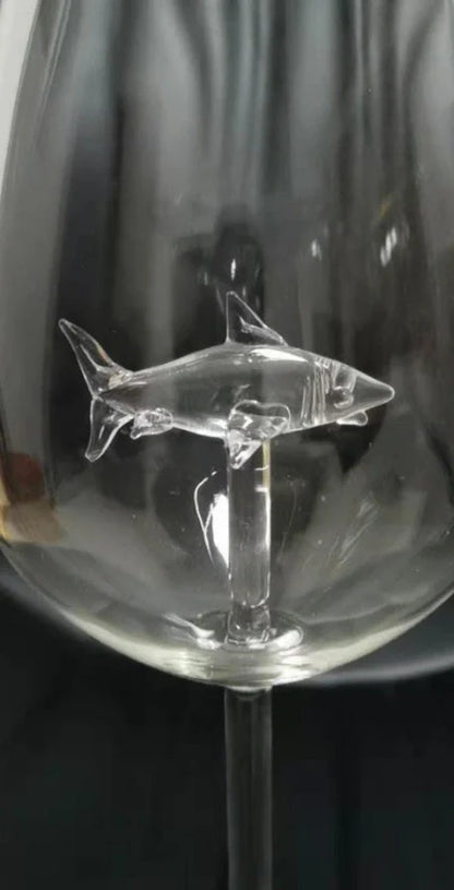 Lead-free crystal red wine glass with rotatable shark inside, clear design for elegant wine serving