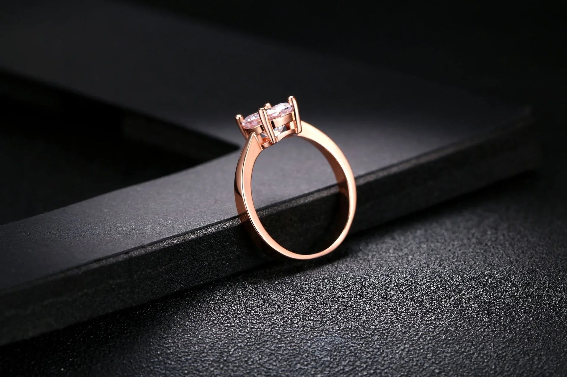 Elegant rose gold and zircon ring with a geometric design and sparkling zircon stones