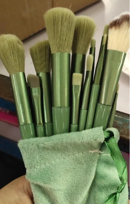 13-piece makeup brush set with soft artificial fibres and durable handles