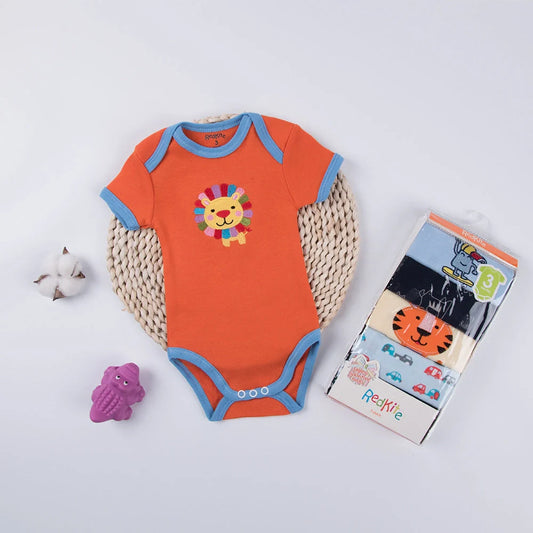 Adorable 5-piece organic cotton baby clothing set with charming triangle pattern design