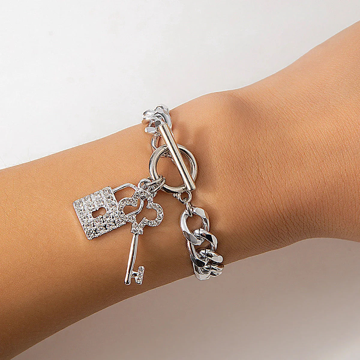 Elegant chain necklace and bracelet set with lustrous lock and key pendant for British ladies