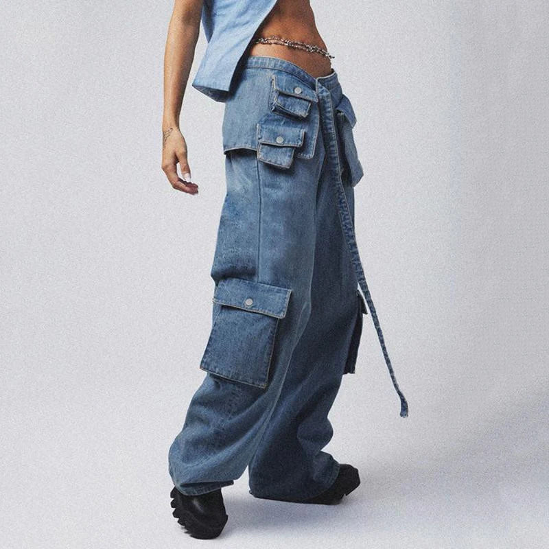 High-waisted baggy jeans with lace-up cargo pockets for a stylish and comfortable autumn/winter look