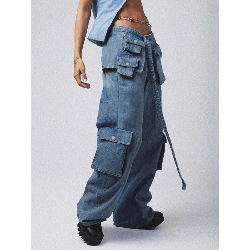 High-waisted baggy jeans with lace-up cargo pockets for a stylish and comfortable autumn/winter look