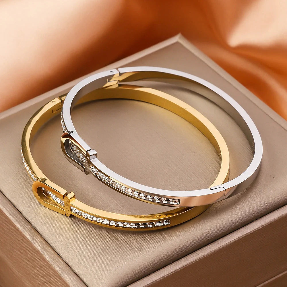 Gold-plated stainless steel fashion bracelet for women with gang drill elements