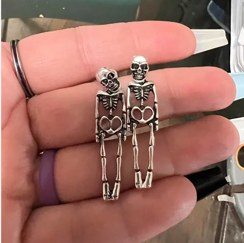 Halloween skull simulation stud earrings in gold and silver, detailed design, lightweight alloy